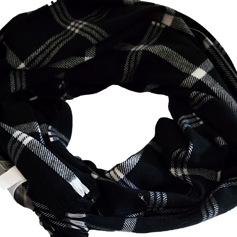 GAP MUFFLER Plaid Black and White Scarf 25X76 INCHES